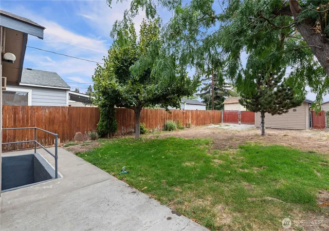 Photo 3 of Single family home for sale at 905 Kittitas St, Wenatchee, WA 98801 | MLS# NWM2575808 | Listing updated on 2026-09-27