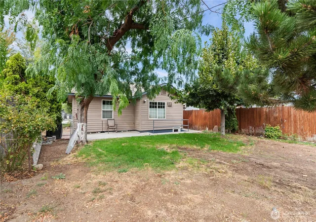 Photo 4 of Single family home for sale at 905 Kittitas St, Wenatchee, WA 98801 | MLS# NWM2575808 | Listing updated on 2026-09-27