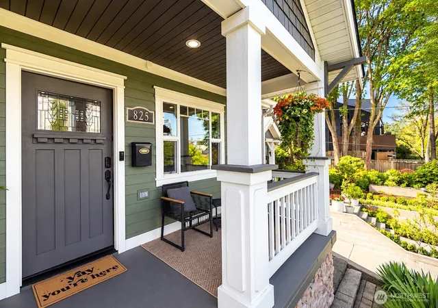 Photo 3 of Single family home for sale at 825 Ne 75th Street, Seattle, WA 98115 | MLS# NWM2575859 | Listing updated on 2026-09-27