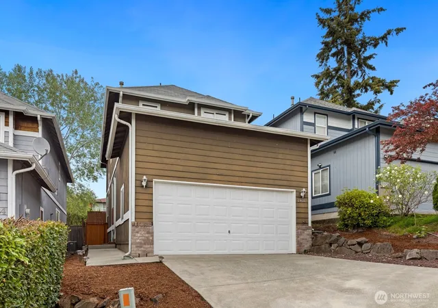 Photo 3 of Single family home for sale at 2428 Ne 13th St, Renton, WA 98056 | MLS# NWM2575956 | Listing updated on 2026-09-25