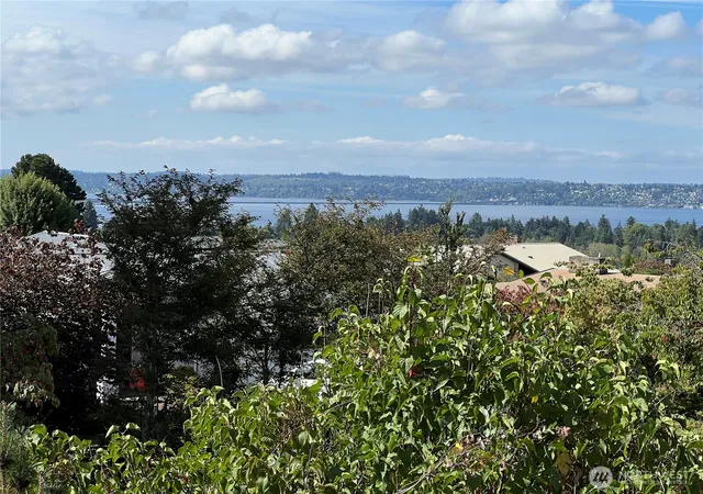 Photo 1 of Single family home for sale at 1701 92nd Avenue Ne, Clyde Hill, WA 98004 | MLS# NWM2575982 | Listing updated on 2026-09-25