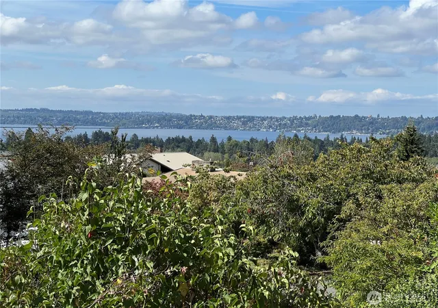 Photo 2 of Single family home for sale at 1701 92nd Avenue Ne, Clyde Hill, WA 98004 | MLS# NWM2575982 | Listing updated on 2026-09-25