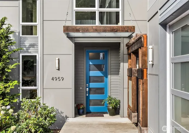 Photo 2 of Sale Pending at 4959 Lynwood Ctr Rd Ne, Bainbridge Island, WA 98110 | MLS# NWM2576081 | Listing updated on 2026-09-25