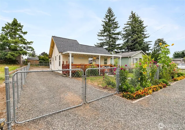 Photo 3 of Sale Pending at 610 Strandell St, Everson, WA 98247 | MLS# NWM2576106 | Listing updated on 2026-10-01