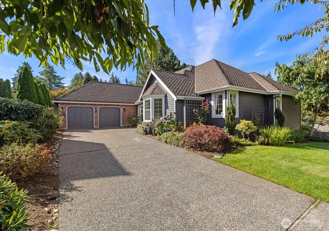 Photo 2 of Sale Pending at 5816 Chennault Beach Dr, Mukilteo, WA 98275 | MLS# NWM2576128 | Listing updated on 2026-09-25