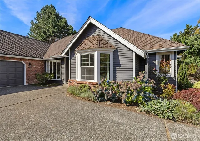 Photo 3 of Sale Pending at 5816 Chennault Beach Dr, Mukilteo, WA 98275 | MLS# NWM2576128 | Listing updated on 2026-09-25