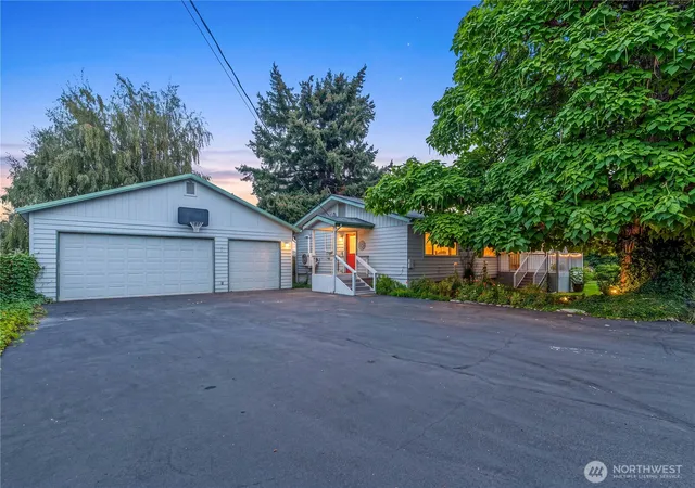Photo 3 of Sale Pending at 1216 4th Street, Wenatchee, WA 98801 | MLS# NWM2576238 | Listing updated on 2026-09-26