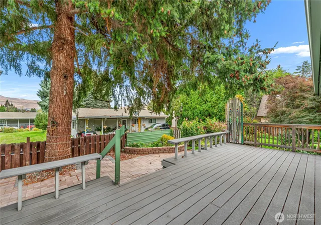 Photo 4 of Sale Pending at 1216 4th Street, Wenatchee, WA 98801 | MLS# NWM2576238 | Listing updated on 2026-09-26