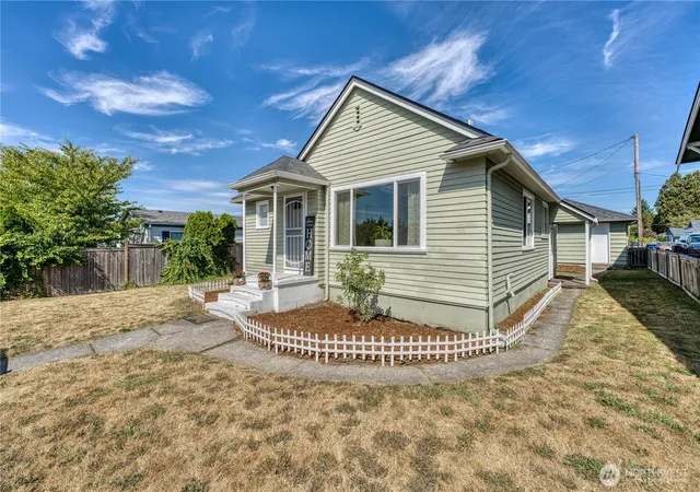 Photo 3 of Sale Pending at 1908 Burwell St, Bremerton, WA 98337 | MLS# NWM2576369 | Listing updated on 2026-09-25