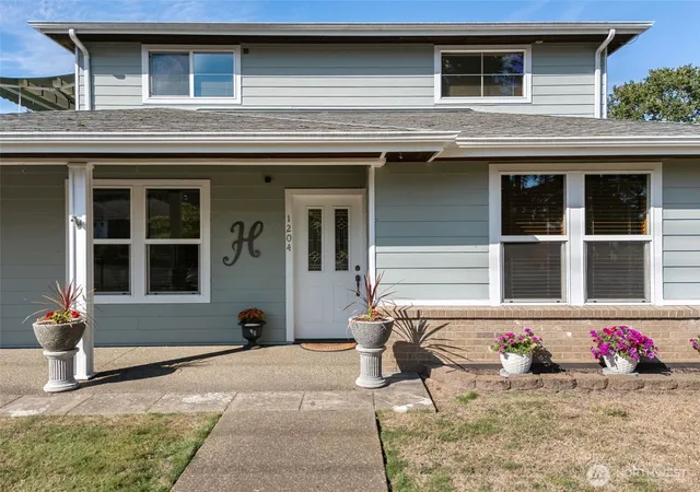 Photo 2 of Sale Pending at 1204 W Birch St, Shelton, WA 98584 | MLS# NWM2576617 | Listing updated on 2026-09-29