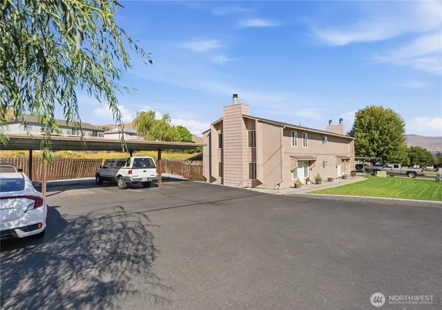 Photo 2 of Multi family home for sale at 128 S Western Ave #1, Wenatchee, WA 98801 | MLS# NWM2576746 | Listing updated on 2026-09-21