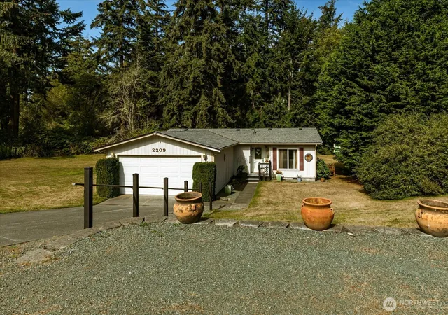 Photo 3 of Manufactured home for sale at 2209 Conniston Way, Oak Harbor, WA 98277 | MLS# NWM2576928 | Listing updated on 2026-10-01