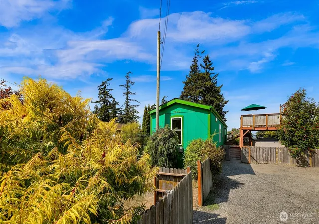 Photo 3 of Manufactured home for sale at 7435 Sunset Dr, Blaine, WA 98230 | MLS# NWM2576949 | Listing updated on 2026-09-28