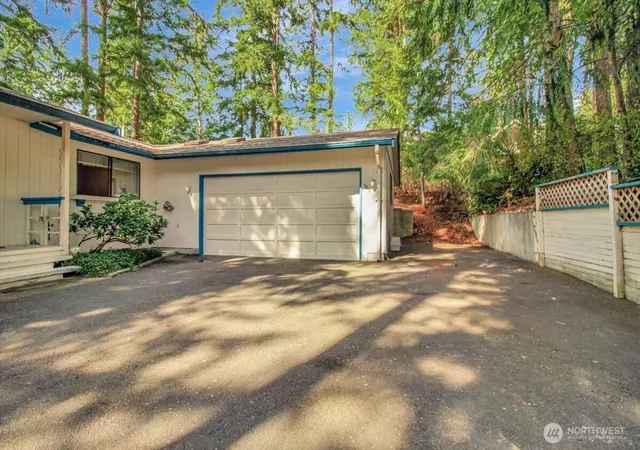 Photo 4 of Single family home for sale at 385 Glengarry Dr, Camano Island, WA 98282 | MLS# NWM2577022 | Listing updated on 2026-09-25