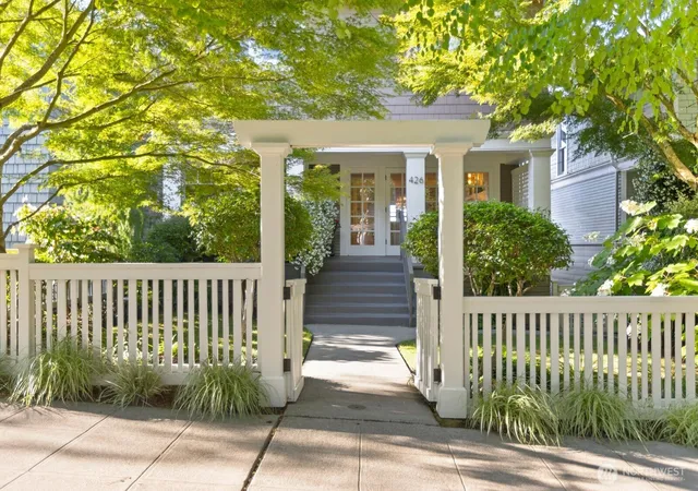 Photo 2 of Single family home for sale at 426 Smith St, Seattle, WA 98109 | MLS# NWM2577118 | Listing updated on 2026-10-03