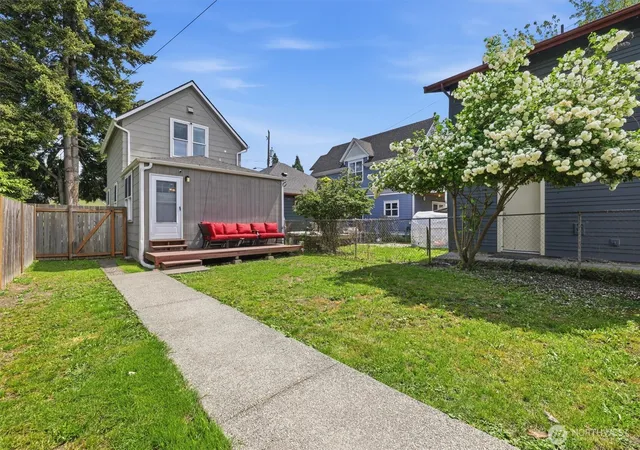 Photo 3 of Single family home for sale at 6211 Carleton Ave S, Seattle, WA 98108 | MLS# NWM2577134 | Listing updated on 2026-10-01