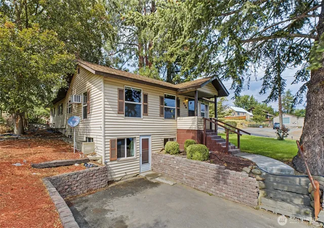 Photo 2 of Single family home for sale at 779 N 2nd Avenue, Okanogan, WA 98840 | MLS# NWM2577180 | Listing updated on 2026-09-28