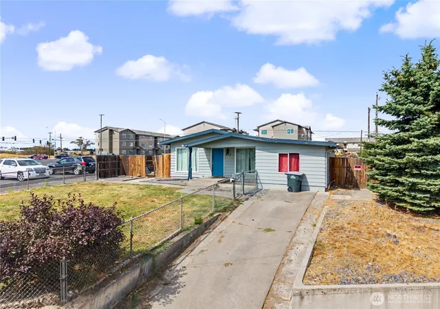 Photo 1 of Single family home for sale at 912 W Loop Dr Ne, Moses Lake, WA 98837 | MLS# NWM2577213 | Listing updated on 2026-09-24