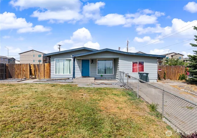 Photo 2 of Single family home for sale at 912 W Loop Dr Ne, Moses Lake, WA 98837 | MLS# NWM2577213 | Listing updated on 2026-09-24