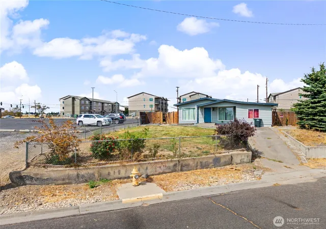 Photo 3 of Single family home for sale at 912 W Loop Dr Ne, Moses Lake, WA 98837 | MLS# NWM2577213 | Listing updated on 2026-09-24