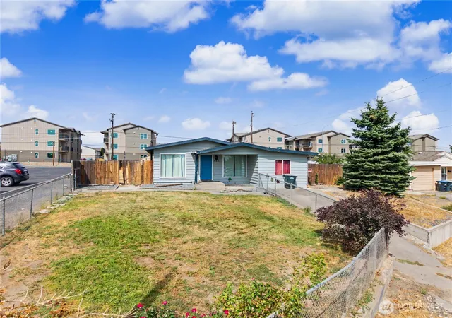 Photo 3 of Single family home for sale at 912 W Loop Dr NE, Moses Lake, WA 98837 | MLS# NWM2577213 | Listing updated on 2026-09-24