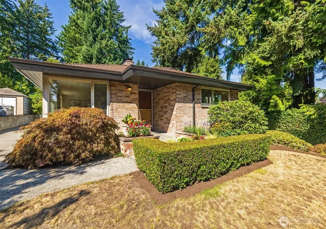 Photo 1 of Sale Pending at 9815 Roosevelt Way Ne, Seattle, WA 98115 | MLS# NWM2577436 | Listing updated on 2026-09-16