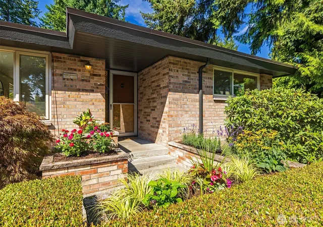 Photo 2 of Sale Pending at 9815 Roosevelt Way Ne, Seattle, WA 98115 | MLS# NWM2577436 | Listing updated on 2026-09-16