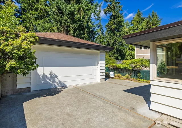 Photo 3 of Sale Pending at 9815 Roosevelt Way Ne, Seattle, WA 98115 | MLS# NWM2577436 | Listing updated on 2026-09-16