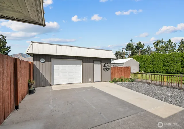 Photo 3 of Sale Pending at 2214 Nw Columbia Ave, East Wenatchee, WA 98802 | MLS# NWM2577471 | Listing updated on 2026-09-25