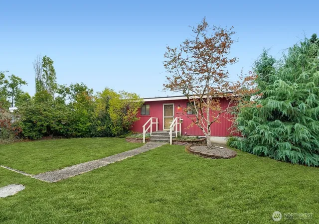Photo 3 of Single family home for sale at 12524 13th Avenue Sw, Burien, WA 98146 | MLS# NWM2577613 | Listing updated on 2026-09-24