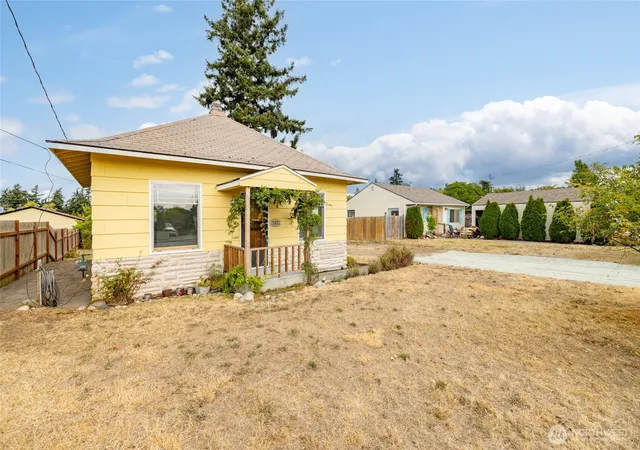 Photo 2 of Single family home for sale at 1442 E Whidbey Ave, Oak Harbor, WA 98277 | MLS# NWM2577922 | Listing updated on 2026-09-19