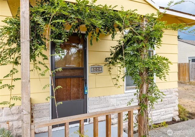 Photo 3 of Single family home for sale at 1442 E Whidbey Ave, Oak Harbor, WA 98277 | MLS# NWM2577922 | Listing updated on 2026-09-19