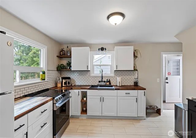 Photo 4 of Single family home for sale at 224 Bremerton Blvd W, Bremerton, WA 98312 | MLS# NWM2577926 | Listing updated on 2026-10-01