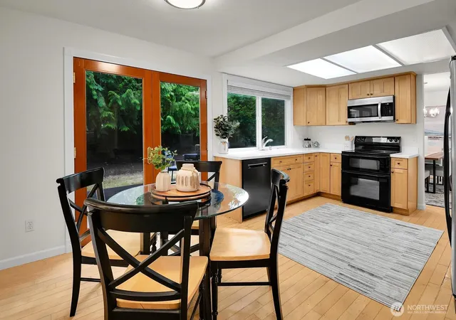 Photo 4 of Single family home for sale at 1425 172nd Place NE, Bellevue, WA 98008 | MLS# NWM2577970 | Listing updated on 2026-09-24