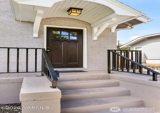 Photo 2 of Single family home for sale at 218 S 15th Avenue, Yakima, WA 98902 | MLS# NWM2578218 | Listing updated on 2026-09-25