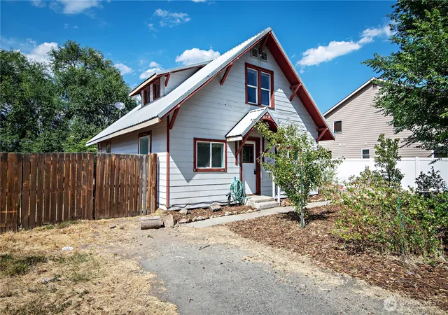Photo 2 of Single family home for sale at 307 W 14th Avenue, Ellensburg, WA 98926 | MLS# NWM2578281 | Listing updated on 2026-09-25