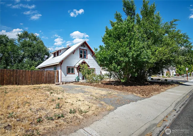 Photo 3 of Single family home for sale at 307 W 14th Avenue, Ellensburg, WA 98926 | MLS# NWM2578281 | Listing updated on 2026-09-25