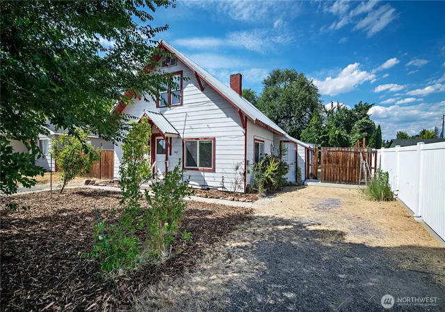 Photo 3 of Single family home for sale at 307 W 14th Avenue, Ellensburg, WA 98926 | MLS# NWM2578281 | Listing updated on 2026-09-25