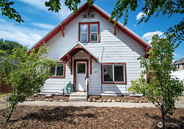 Photo 4 of Single family home for sale at 307 W 14th Avenue, Ellensburg, WA 98926 | MLS# NWM2578281 | Listing updated on 2026-09-25