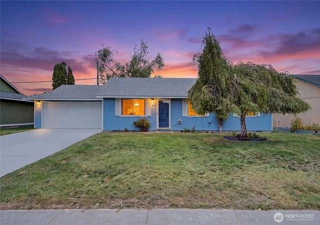 Photo 1 of Single family home for sale at 824 E Hayden Dr, Moses Lake, WA 98837 | MLS# NWM2578643 | Listing updated on 2026-09-25