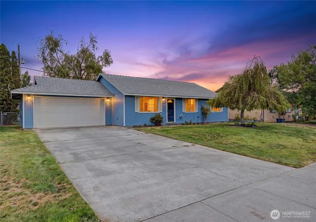Photo 2 of Single family home for sale at 824 E Hayden Dr, Moses Lake, WA 98837 | MLS# NWM2578643 | Listing updated on 2026-09-25