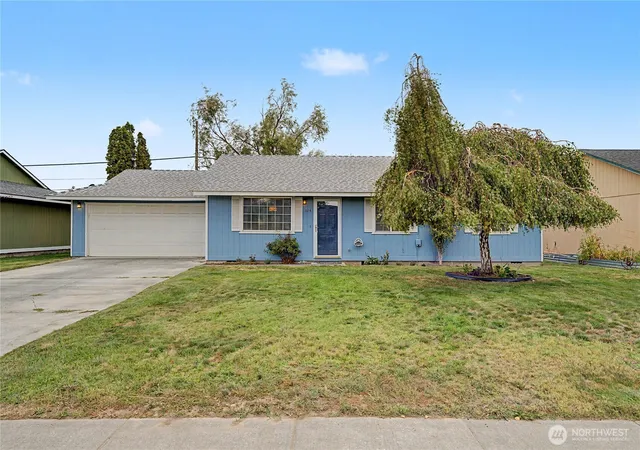 Photo 3 of Single family home for sale at 824 E Hayden Dr, Moses Lake, WA 98837 | MLS# NWM2578643 | Listing updated on 2026-09-25