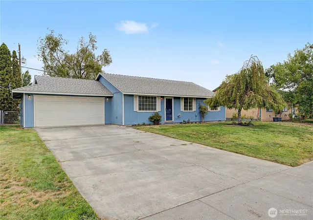Photo 3 of Single family home for sale at 824 E Hayden Dr, Moses Lake, WA 98837 | MLS# NWM2578643 | Listing updated on 2026-09-25