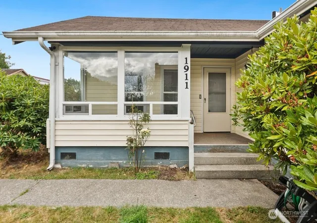 Photo 2 of Sale Pending at 1911 17th Street, Everett, WA 98201 | MLS# NWM2578681 | Listing updated on 2026-10-01
