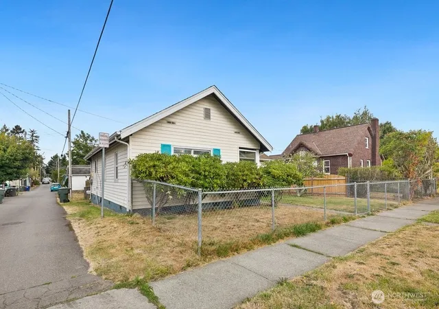 Photo 3 of Sale Pending at 1911 17th Street, Everett, WA 98201 | MLS# NWM2578681 | Listing updated on 2026-10-01