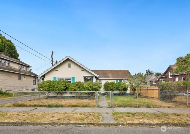 Photo 3 of Sale Pending at 1911 17th Street, Everett, WA 98201 | MLS# NWM2578681 | Listing updated on 2026-10-01