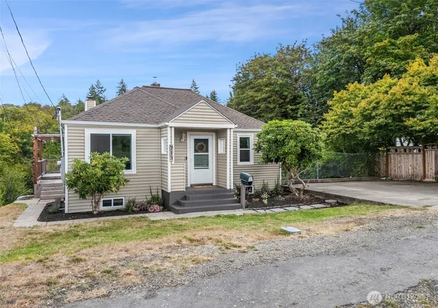 Photo 4 of Sale Pending at 713 Hull Ave, Port Orchard, WA 98366 | MLS# NWM2578731 | Listing updated on 2026-09-25