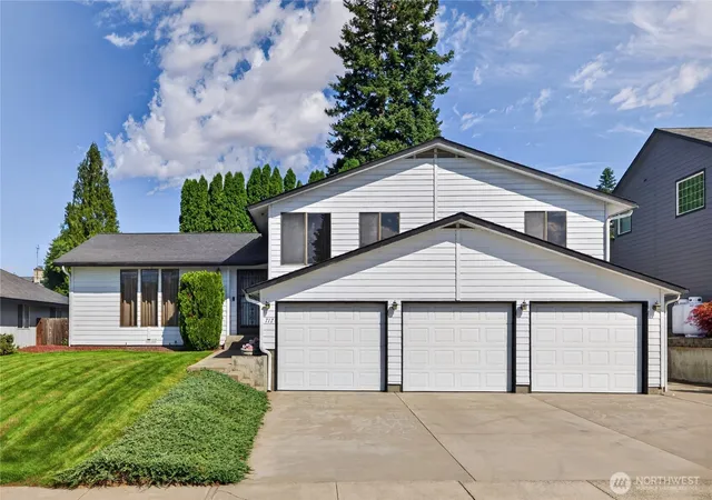 Photo 2 of Single family home for sale at 717 12th Street Ne, East Wenatchee, WA 98802 | MLS# NWM2578758 | Listing updated on 2026-09-24