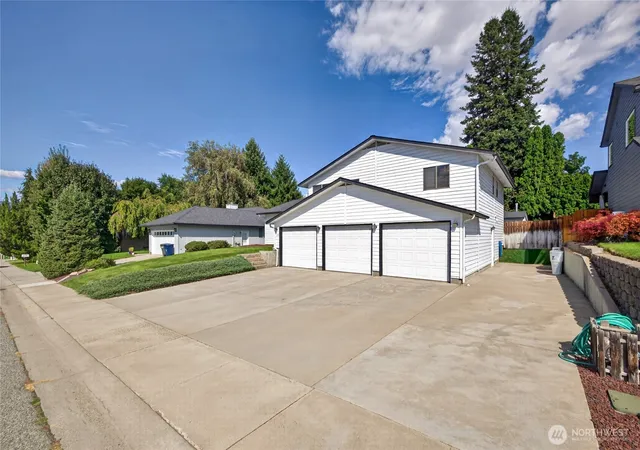 Photo 3 of Single family home for sale at 717 12th Street Ne, East Wenatchee, WA 98802 | MLS# NWM2578758 | Listing updated on 2026-09-24