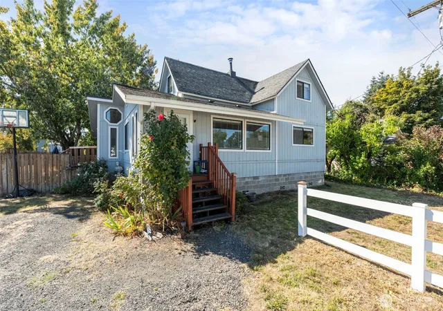 Photo 2 of Single family home for sale at 1261 Sw Elzina St, Chehalis, WA 98532 | MLS# NWM2578785 | Listing updated on 2026-09-25